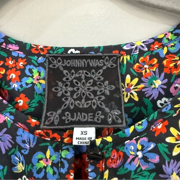 Johnny Was Blouse Risa Poplin in Black Floral - Picture 9 of 9